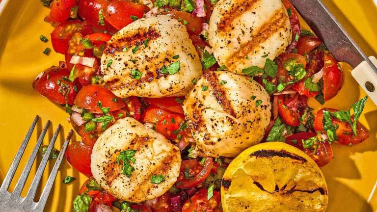 Pétoncles grillés avec salsa de tomates méditerranéenne